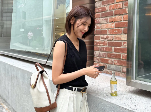 Yêu thích phong cách đơn giản, chị em đừng bỏ qua công thức gồm áo len gile và quần ống suông của Sooyoung. Nữ diễn viên còn sơ vin để hack dáng hơn.     