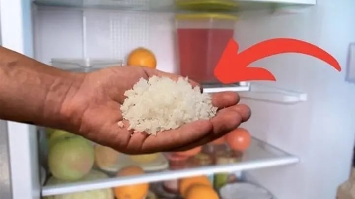 Việc đặt một bát muối trong tủ lạnh có thể giải quyết khá nhiều vấn đề