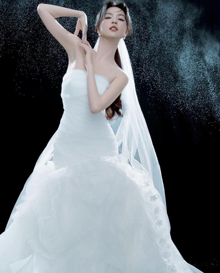 Ngọc Trinh bất ngờ khoe ảnh bộ váy cưới trắng tinh khôi. Cô còn gây tò mò với dòng trạng thái đầy ẩn ý: 