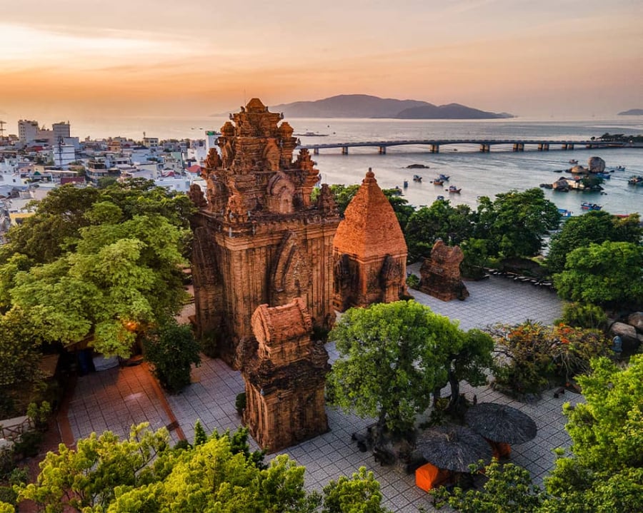 Du khách khi đặt chân đến Tháp Bà Ponagar ở Nha Trang thường bị hấp dẫn bởi vẻ đẹp nguy nga