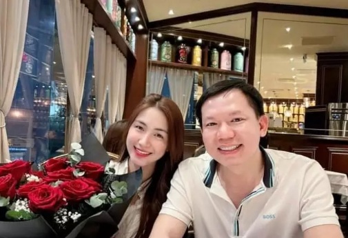 Bác sĩ Cao Hữu Thịnh chia sẻ ảnh với Hoà Minzy cùng thời điểm.    