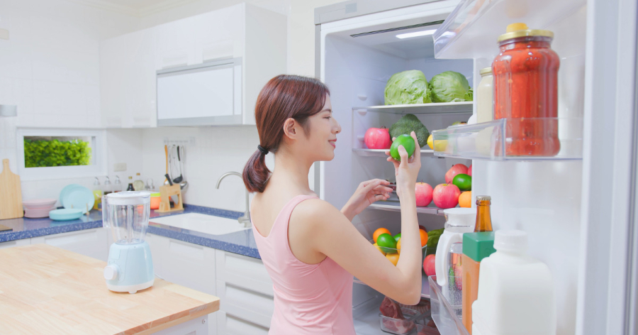 Việc mở cửa tủ lạnh quá thường xuyên làm cho lượng không khí lạnh thoát ra ngoài và cần phải tiêu tốn năng lượng để làm mát lại.