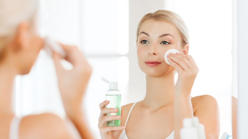 Bạn cũng cần làm sạch da để da khỏe mạnh và hấp thụ sản phẩm làm trắng tốt hơn.