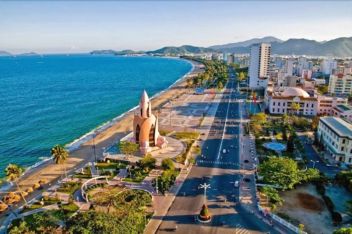 Bãi biển Trần Phú, tọa lạc ngay trái tim của thành phố Nha Trang, thu hút khách du lịch với dải cát trắng mềm và làn nước trong veo