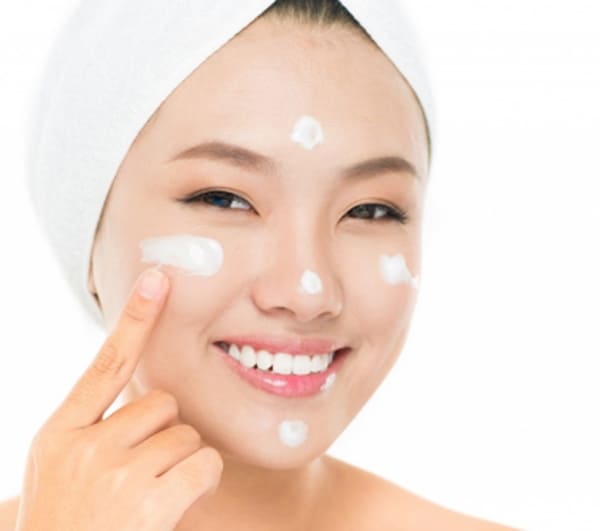 Để tăng khả năng giữ ẩm tự nhiên cho da căng bóng và mịn màng, không thể thiếu kem dưỡng ẩm trong quy trình chăm sóc da hàng ngày.