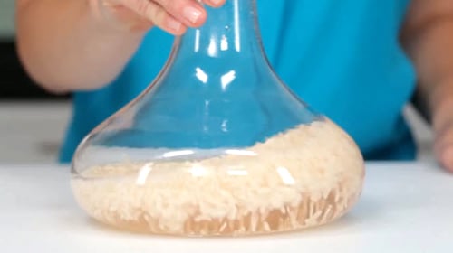 Làm sạch chai lọ thủy tinh bằng gạo