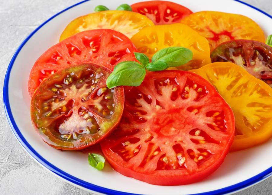 Cà chua, chứa nhiều vitamin C, nên được đưa vào chế độ ăn uống của bất kỳ ai đang tìm kiếm thực phẩm tốt cho làn da.