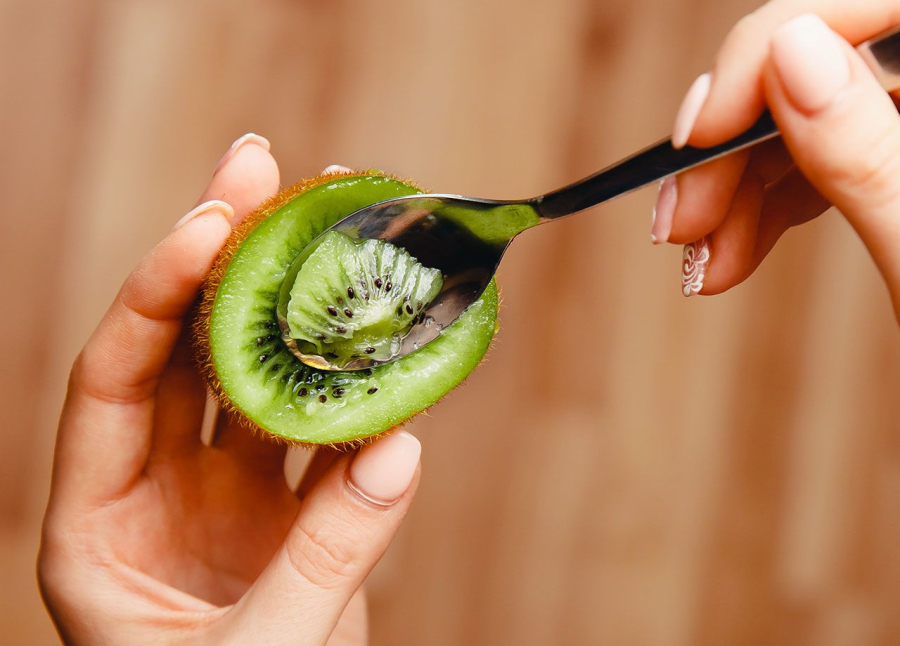 Kiwi là một loại trái cây tuyệt vời cho sức khỏe làn da của con người vì nó ngăn ngừa thoái hóa da