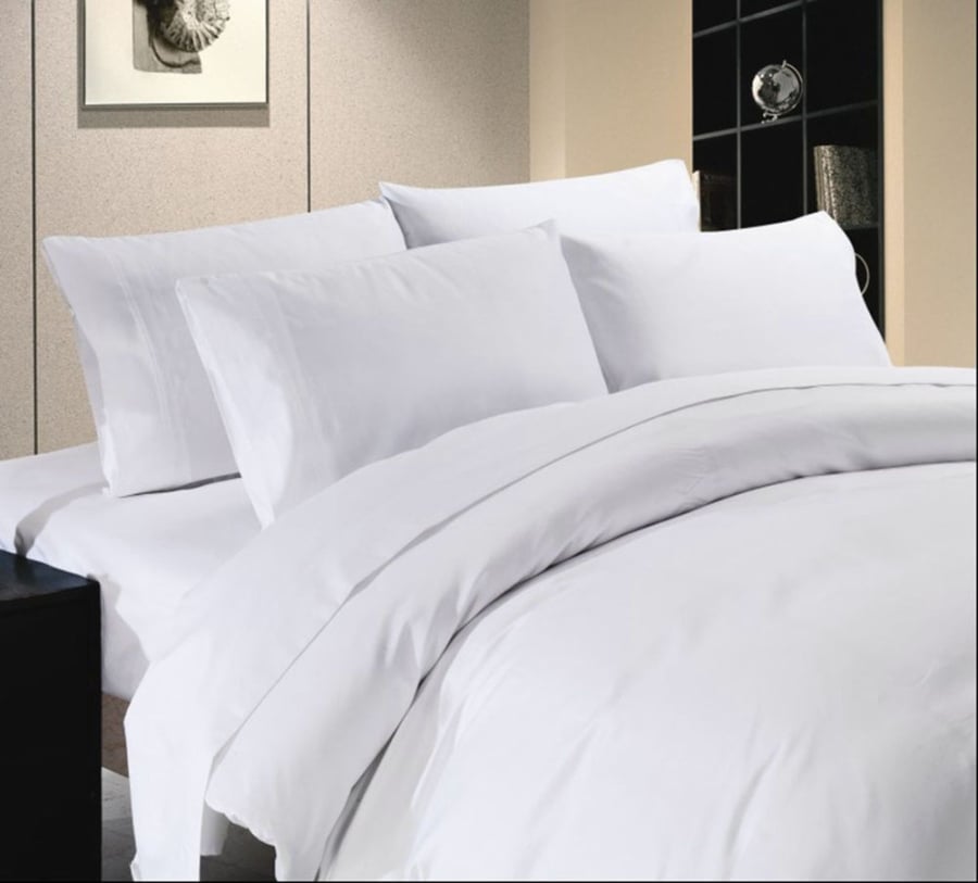 Những chiếc ga giường, gối chăn màu trắng còn mang đến cảm giác dễ chịu, thoải mái cho người sử dụng.
