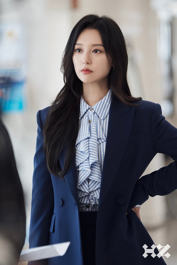Bộ suit đơn giản, mang tông màu xanh navy của Kim Ji Won bỗng trở nên yêu kiều, cuốn hút hơn khi được layer bên trong áo blouse bèo nhún.    