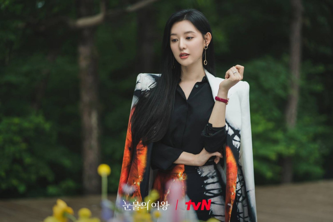 Diện áo sơ mi màu đen, Kim Ji Won không bị cộng tuổi mà trái lại, cô gây ấn tượng ở nét sang chảnh, thượng lưu. Cách mặc chân váy đồng bộ càng thêm phần nổi bật. Đôi khuyên tai chính là lựa chọn hoàn hảo để tô điểm cho outfit.    