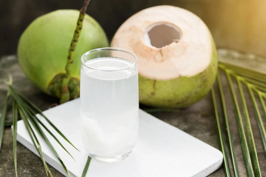 Nước dừa được nhiều người ưa chuộng trong chế độ dinh dưỡng hàng ngày vì những lợi ích mà nó mang lại cho làn da