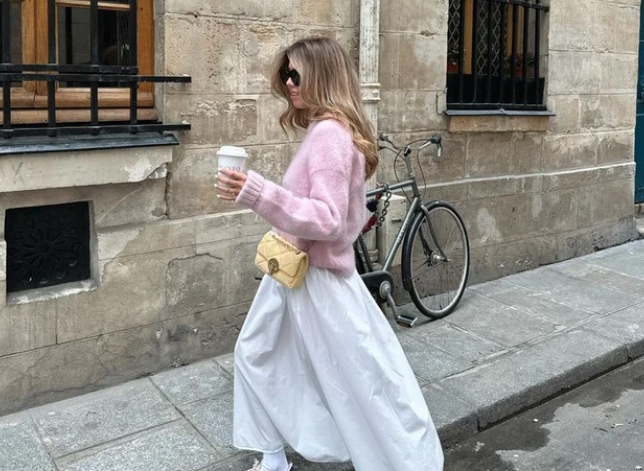 Blogger thời trang Auré khoe vẻ tươi xinh và rạng rỡ với bộ đôi áo len hồng + chân váy trắng vải thô và giày thể thao. Khi được kết đôi cùng những gam màu ngọt ngào, chân váy trắng càng thêm dịu dàng và nữ tính.    