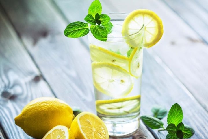 Uống một ly nước chanh ấm loãng mỗi sáng giúp tăng cường chức năng gan