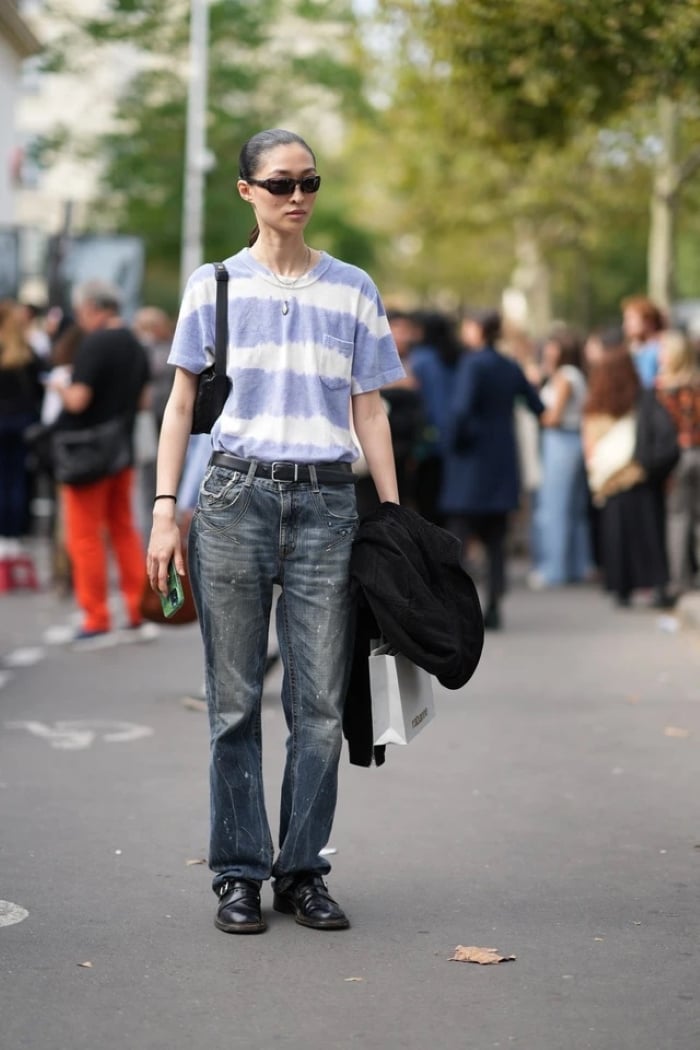 Phong cách đường phố trẻ trung với chiếc quần jeans màu xám