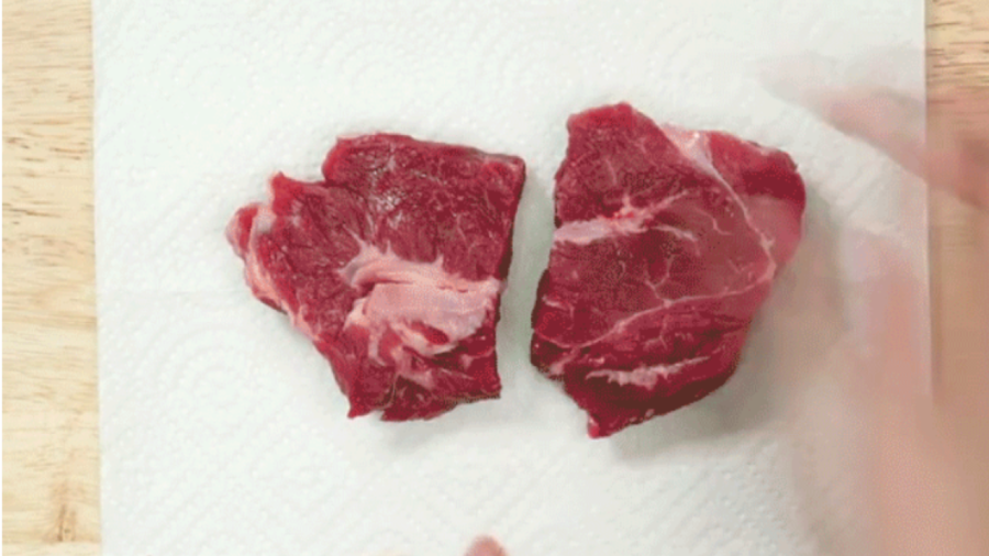 Đặt miếng thịt bò lên mảnh giấy ăn