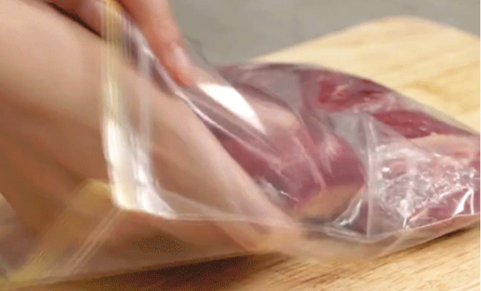 Cho thịt bò vào túi ríp cất vào tủ lạnh