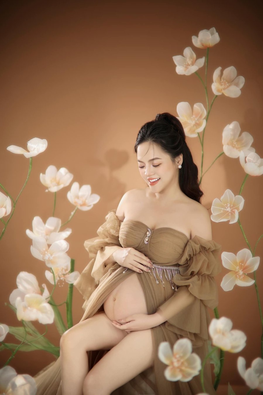 Trên trang cá nhân, nữ diễn viên Thu Quỳnh đăng tải loạt ảnh xinh đẹp rạng ngời trong giai đoạn cuối của thai kỳ. Cô tiết lộ cô vẫn sẽ là mẹ đơn thân: 