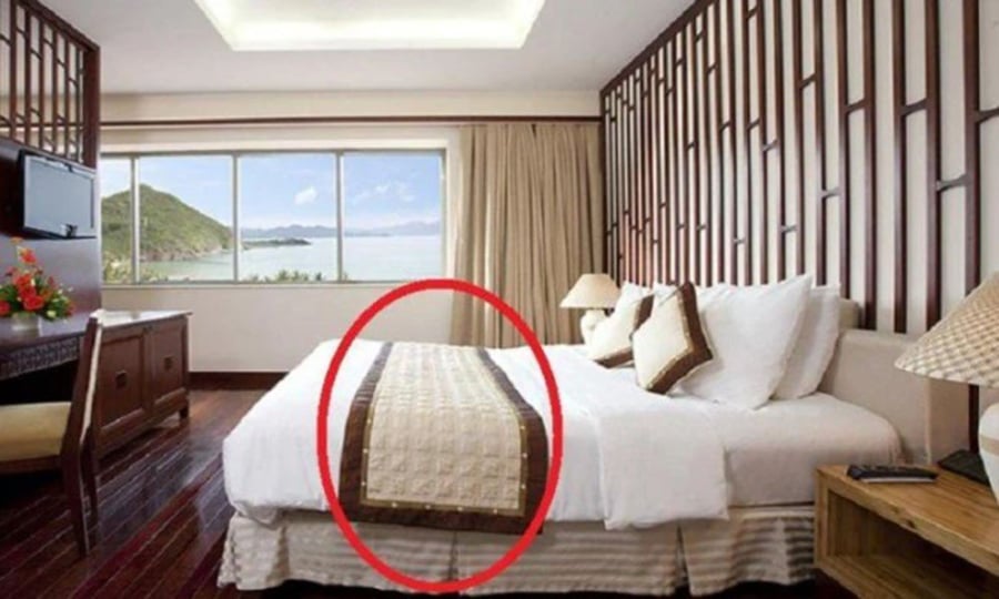 Tấm khăn trải giường nằm ngang trong khách sạn được gọi là “Bed runner”.