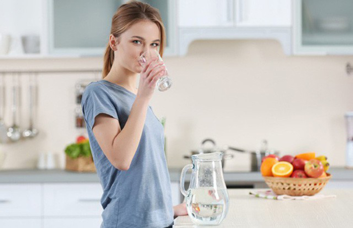 Uống nước giúp bổ sung lượng chất lỏng bị mất vào buổi đêm
