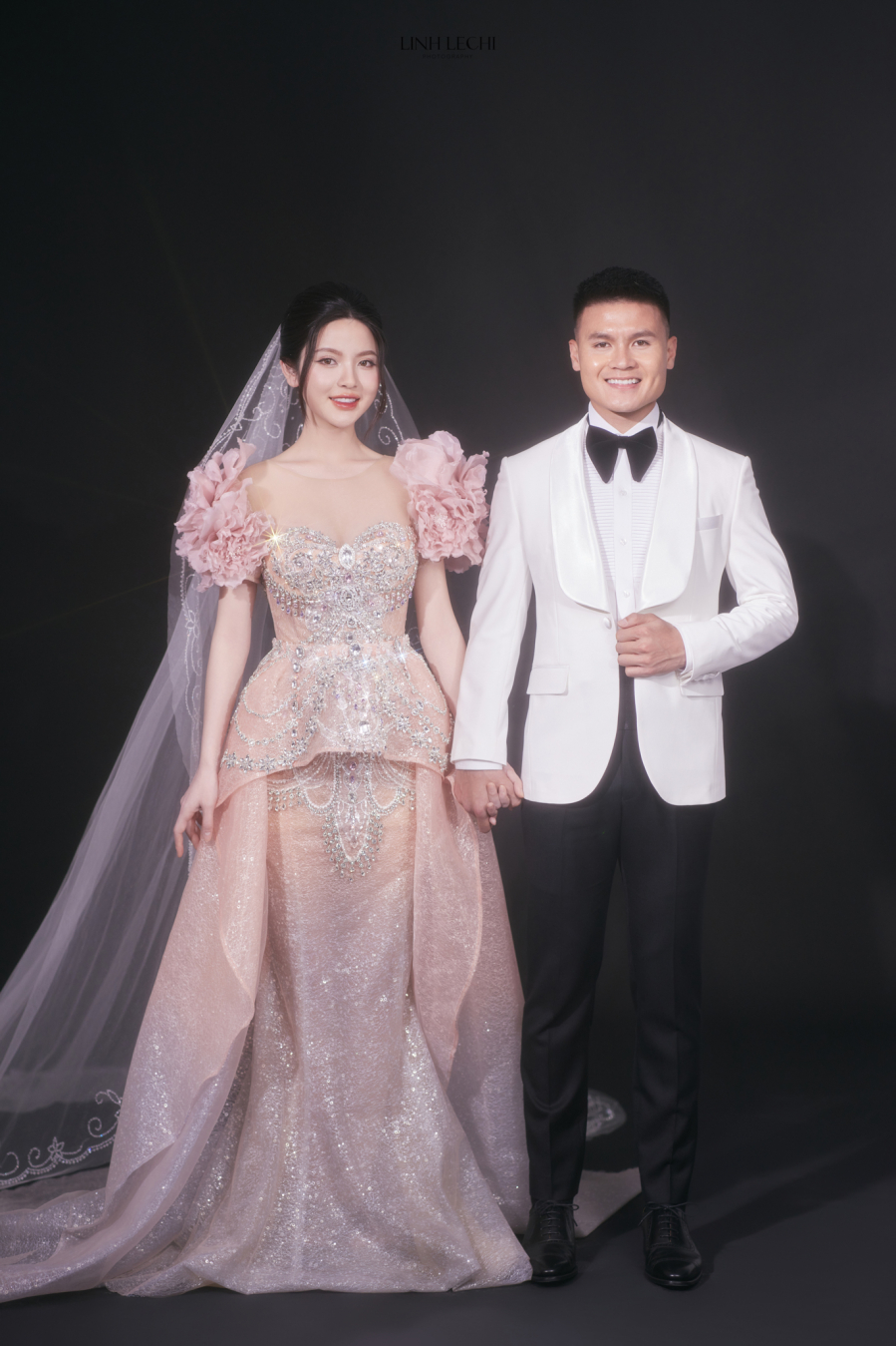 Váy hồng dành cho cô dâu Chu Thanh Huyền style huyền bí của thời trang Á Đông đậm chất thơ với cảm hứng bất tận của những cánh hoa để tôn vinh vẻ đẹp mỏng manh.