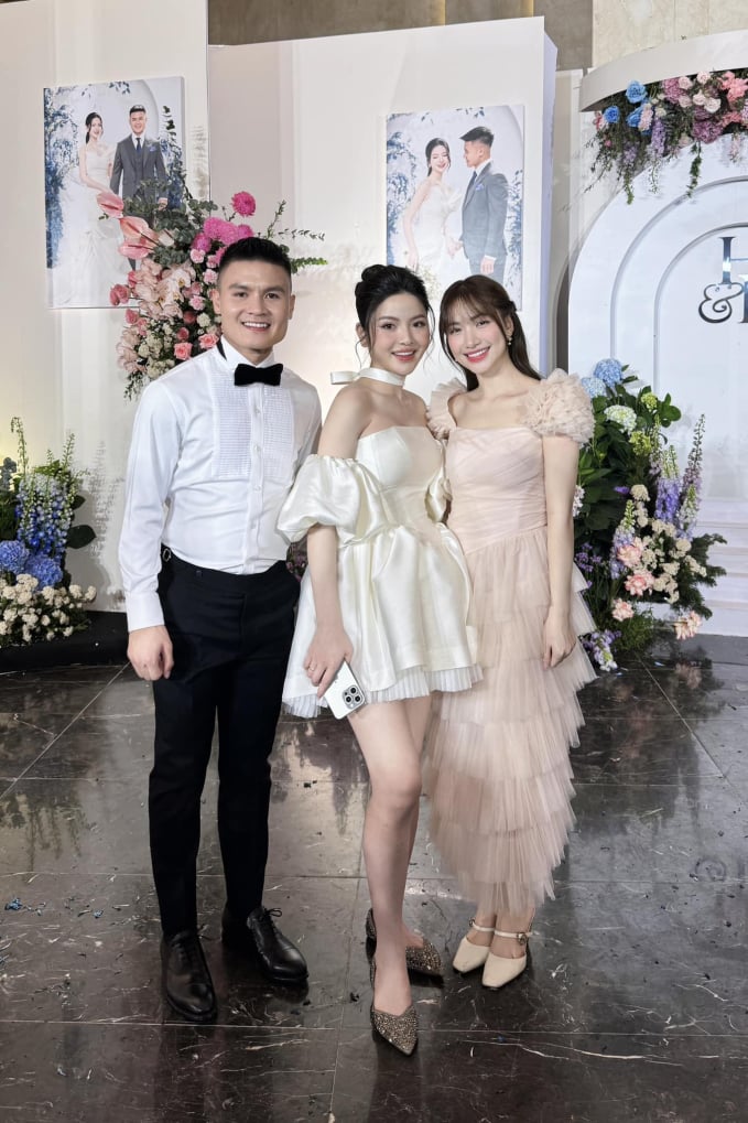 Trong ngày vui của Quang Hải - Chu Thanh Huyền, Hòa Minzy cũng có mặt. Chiều ngày 7/4, Hòa Minzy đăng tải ảnh chụp chung với cô dâu, chú rể đính kèm dòng trạng thái: 