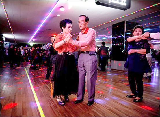Khiêu vũ ở người già rất được ưa chuộng, nhiều người lựa chọn đi khiêu vũ để kết bạn, để cảm thấy sức khỏe tinh thần được an yên hơn (ảnh minh họa)