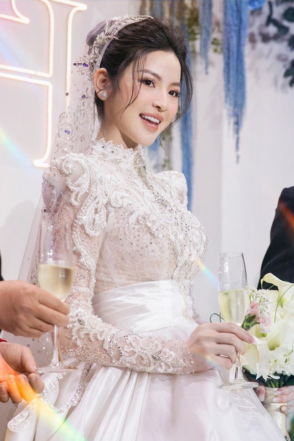 Váy cưới được thiết kế theo phong cách cổ điển, phối hợp chất vải Mikado Ý và hoạ tiết Baroque, khiến cô dâu thêm phần lộng lẫy, kiêu sa trong đám cưới. Được biết, mẫu váy có giá gần nửa tỷ này do NTK Phạm Đăng Anh Thư sáng tạo nên, được cô dâu Chu Thanh Huyền lựa chọn. Thiết kế được ê-kíp thực hiện trong gần 2 tháng với hơn 600 giờ làm việc của các nghệ nhân. Điểm nhấn của bộ váy là các họa tiết được đính nổi 3D theo concept phù điêu trong kiến trúc châu Âu cổ.     