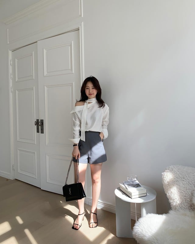  Đôi sandal quai mảnh rất ăn nhập với outfit. 