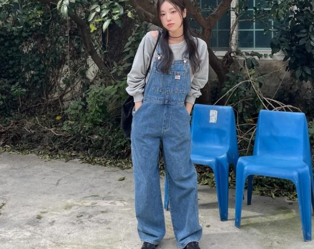 Chỉ đơn giản là phối áo thun trơn màu với quần yếm denim là đã có ngay tổng thể xinh xắn, phóng khoáng và đầy năng động. Thêm vào một đôi giày thể thao hoặc loafer da bóng để bộ trang phục thêm trọn vẹn.    