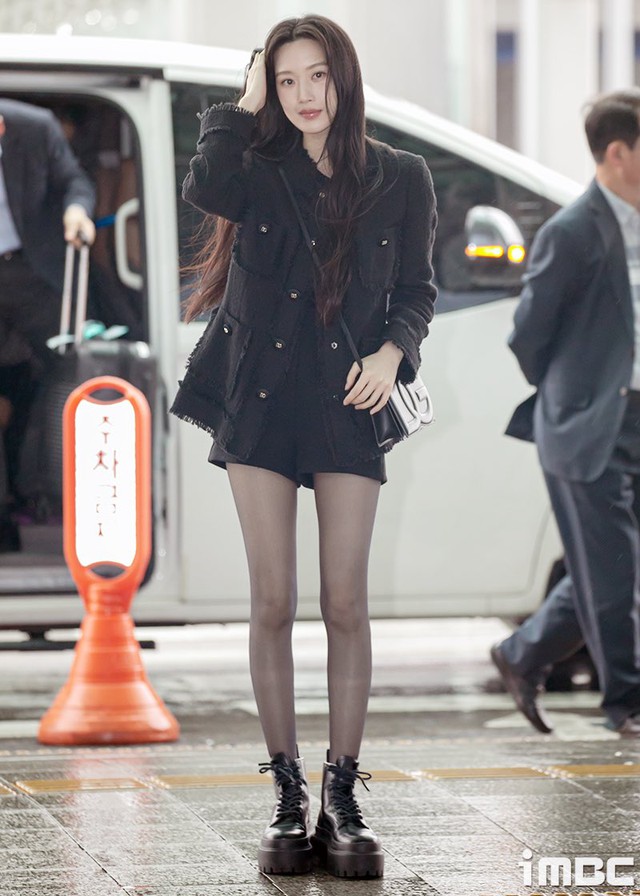 Cách mặc  của Moon Ga Young có sự sang trọng, nữ tính. Nữ diễn viên còn khéo léo diện quần tất đen và đi giày da. Quần tất đen chỉ là món phụ kiện nhỏ nhưng góp phần nâng tầm phong cách rõ rệt. 

