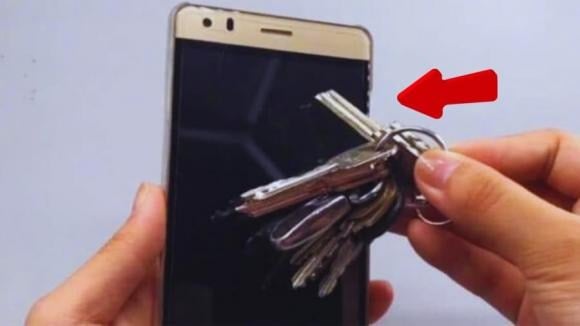 Cạnh và góc sắc của chìa khóa có thể gây trầy xước hoặc thậm chí làm vỡ màn hình điện thoại nếu chúng va vào nhau.