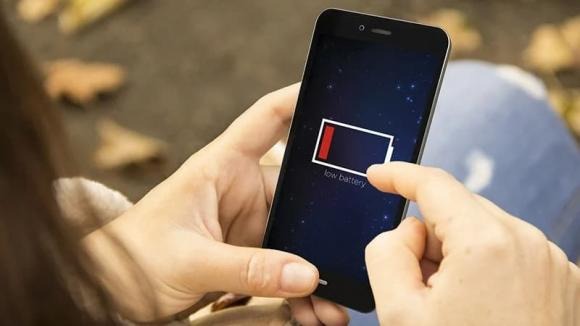 Một nghiên cứu mới đây đã chỉ ra rằng, khi pin điện thoại chỉ còn dưới 20%, sóng điện từ phát ra từ thiết bị có thể mạnh hơn đến 1000 lần so với khi pin đầy. 