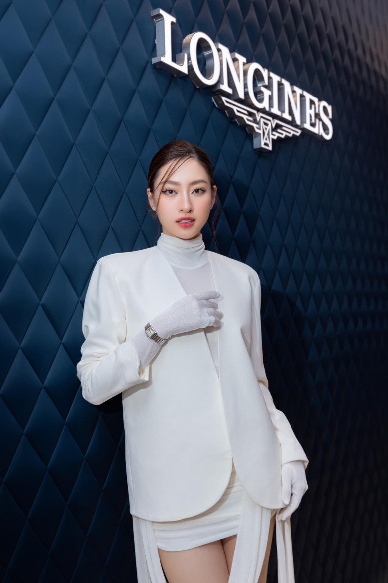 Hoa hậu Lương Thùy Linh đã trở thành tâm điểm chú ý với phong cách quý phái khi mặc áo blazer không cổ