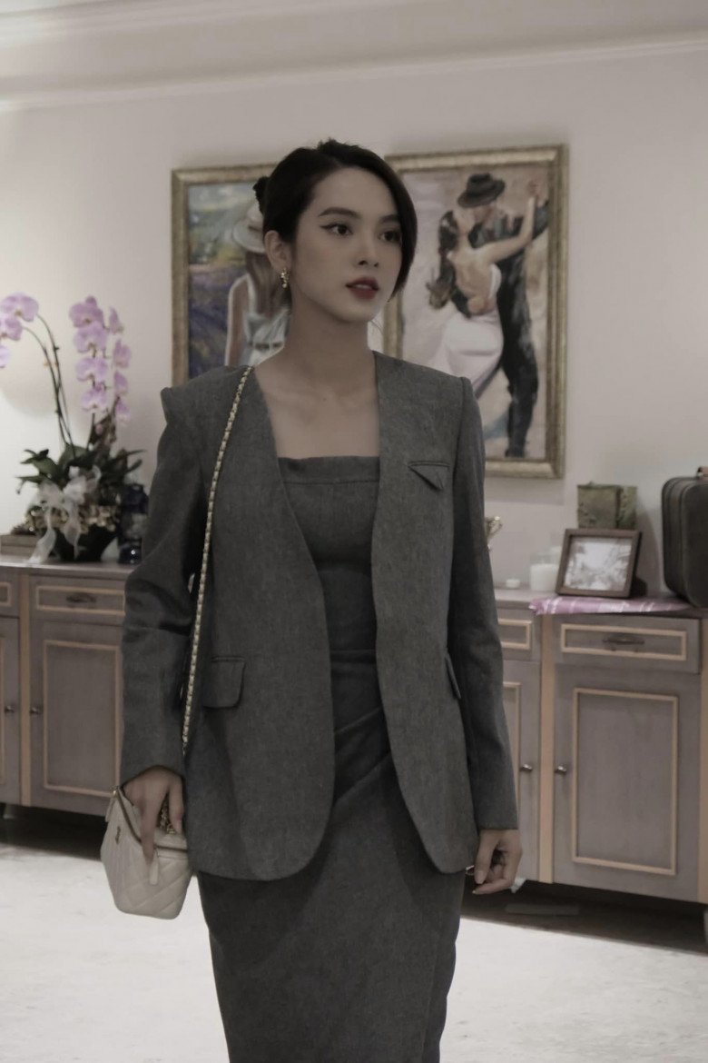 Quỳnh Lương thường xuyên lựa chọn áo blazer không cổ khi đi sự kiện