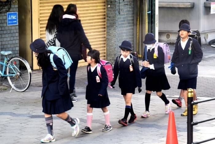 Học sinh Nhật Bản phải mặc đồng phục đến trường