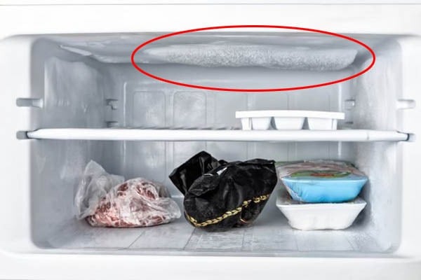 Cánh tủ lạnh bị hở: Hơi nước từ bên ngoài có thể lọt vào, góp phần làm tăng độ dày của tuyết.    