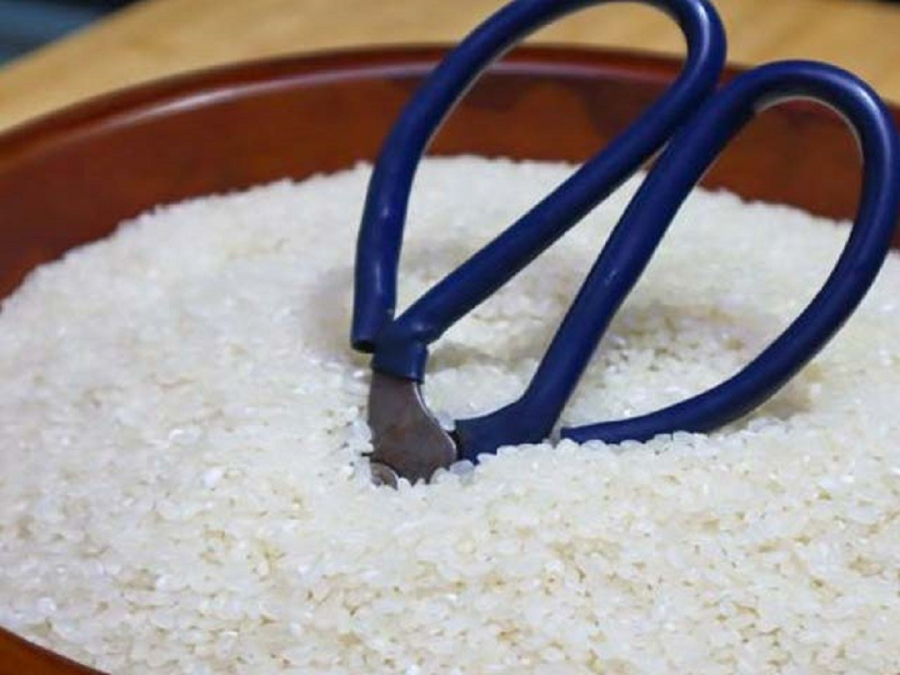 Hãy cắm chiếc kéo vào gạo, khả năng hút ẩm của gạo rất tốt sẽ ngăn chặn và làm sạch chiếc kéo, ngừa rỉ sét hiệu quả
