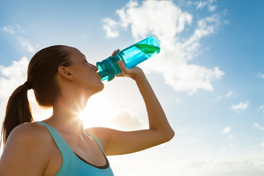 Hãy tập thói quen chia nhỏ tuần suất uống nước khoảng nửa giờ/lần và không đợi đến khi thấy khát mới uống.