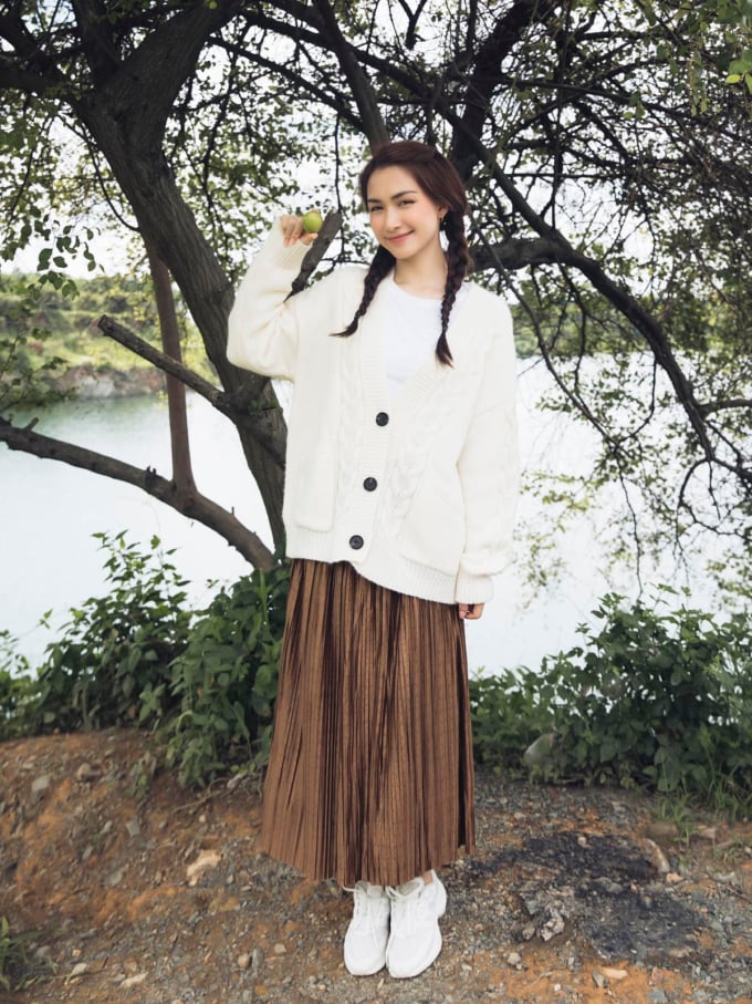 Khi kết hợp cardigan vặn thừng màu trắng cùng chân váy xếp ly và giày thể thao, Hòa Minzy trông như cô nữ sinh Hàn Quốc.    