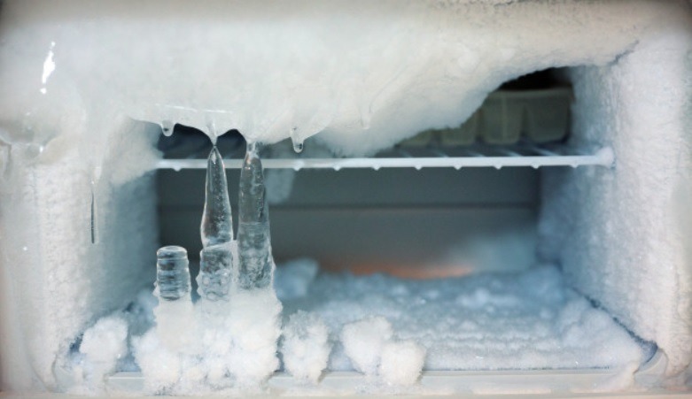 Tuyết thường tạo thành các mảng dày dặc trên thành tủ và thậm chí bám vào thức ăn trong ngăn đá. 