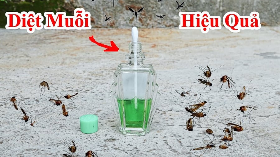 Mẹo đuổi muỗi hiệu quả bằng tăm bông và dầu gió