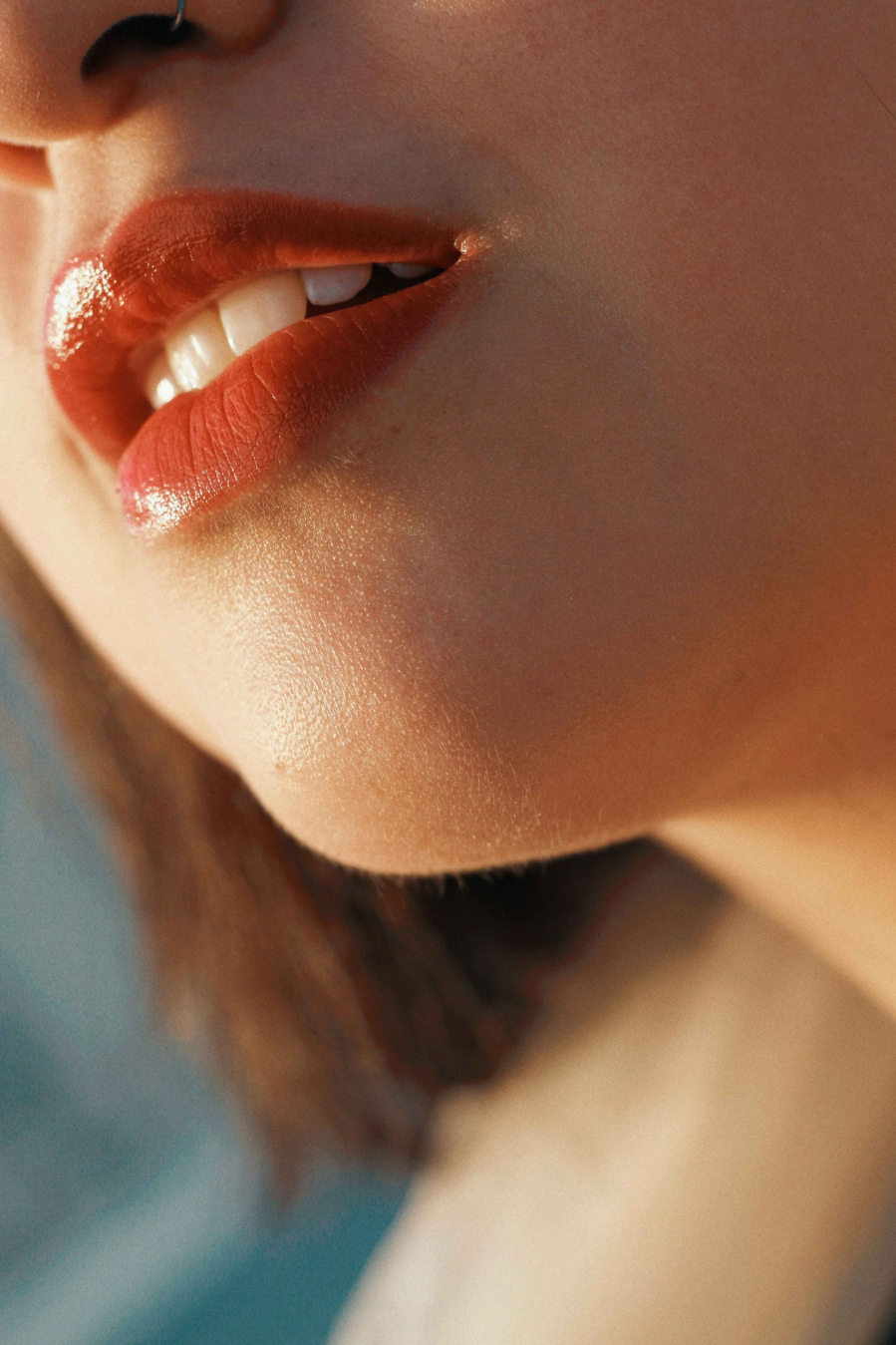 Kẻ viền môi sẽ giúp giữ màu son lâu hơn nếu son môi bị mờ.