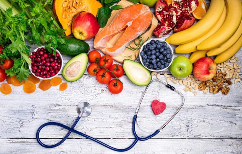 Nhiều bác sĩ và chuyên gia dinh dưỡng đề xuất việc cải tổ chế độ ăn uống, khuyến khích tăng cường ăn rau xanh, trái cây và ngũ cốc nguyên cám, đồng thời hạn chế thực phẩm tinh chế