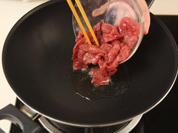 Bạn nên xào thịt bò ở mức nhiệt cao để nguyên liệu nhanh chín.