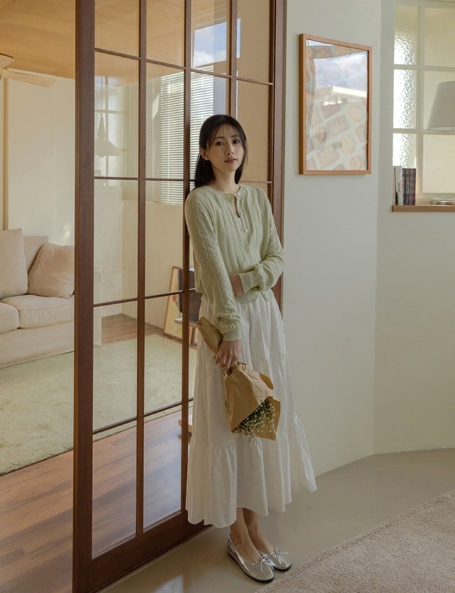 Các nàng hãy ưu tiên kiểu cardigan dáng lửng hoặc sơ vin đối với dáng dài.