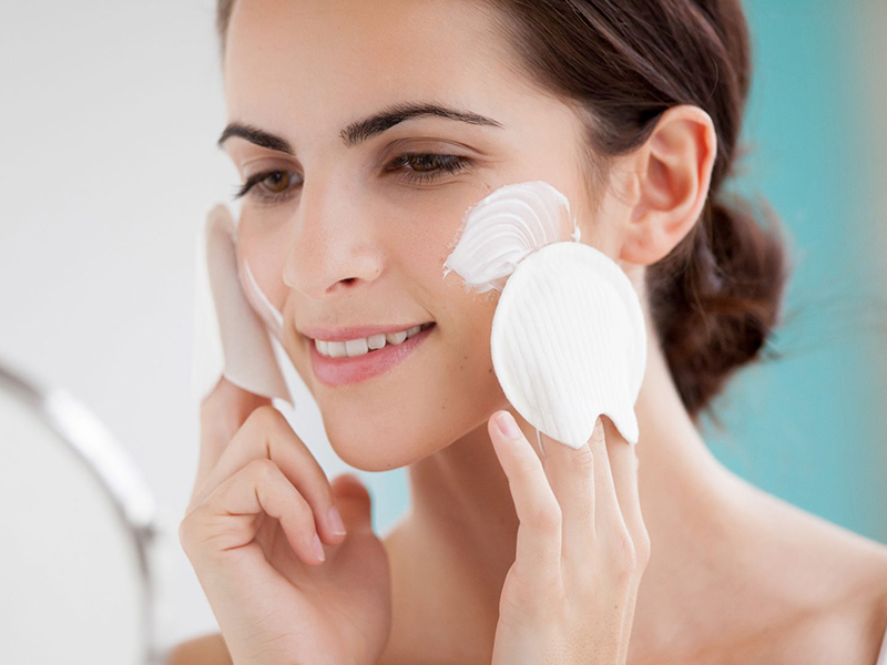 Tránh dùng sản phẩm chăm sóc da chứa hương liệu hoặc nước hoa vì có thể gây kích ứng da.