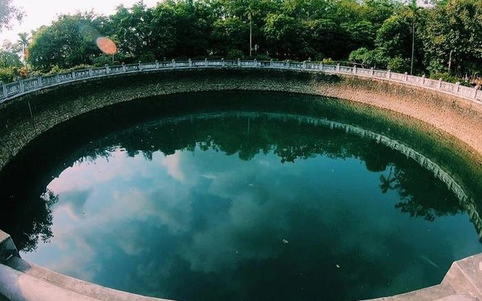 Giếng nước lập kỷ lục lớn nhất Việt Nam đã có cách đây 1.000 năm, chưa bao giờ cạn nước, nằm trong ngôi chùa nổi tiếng của miền Bắc. 
