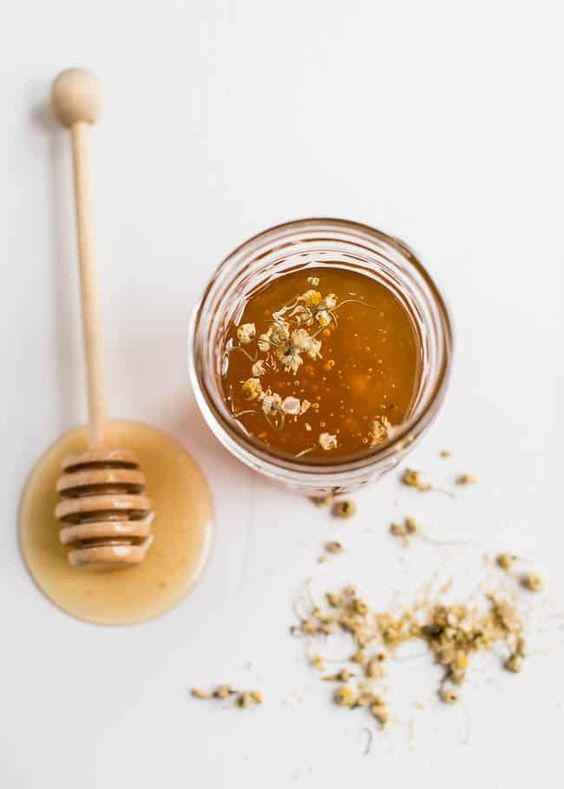 Chỉ sử dụng mật ong nguyên chất làm mặt nạ là một phương pháp điều trị da hiệu quả giúp làm sạch, nuôi dưỡng và phục hồi da.