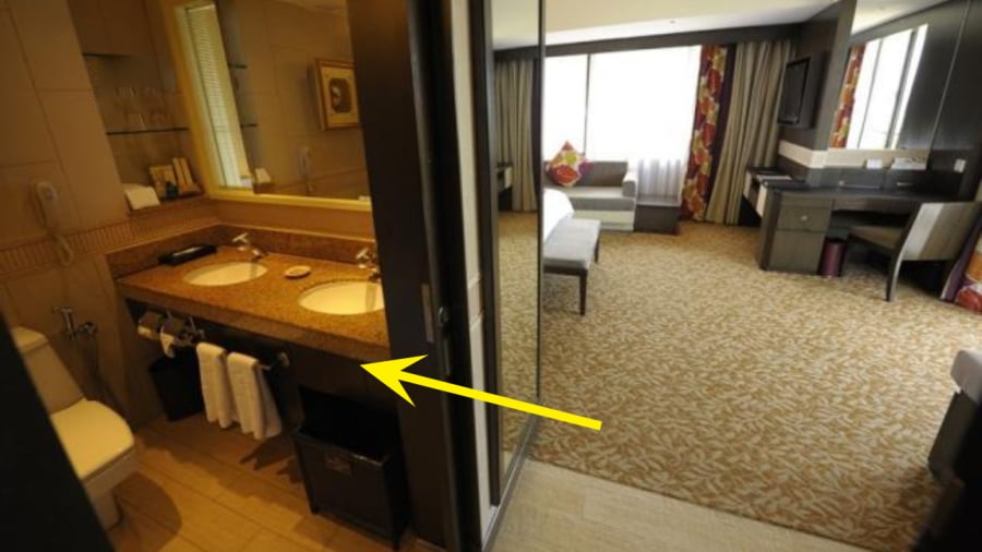 Việc bật đèn nhà tắm sẽ giúp bạn quan sát trong phòng dễ hơn, tìm nhà vệ sinh nhanh hơn vào ban đêm.
